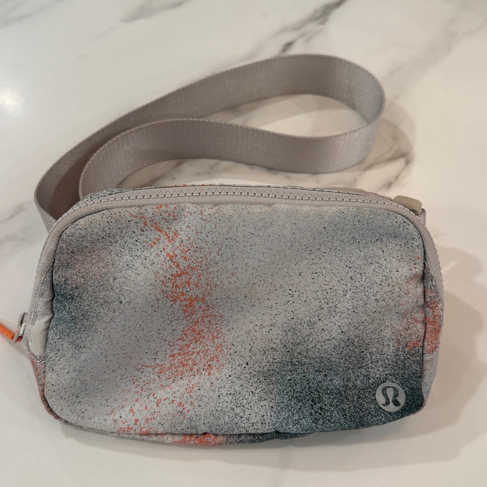 Lululemon Everywhere Belt Bag Spray Camo - Picture 3 of 4